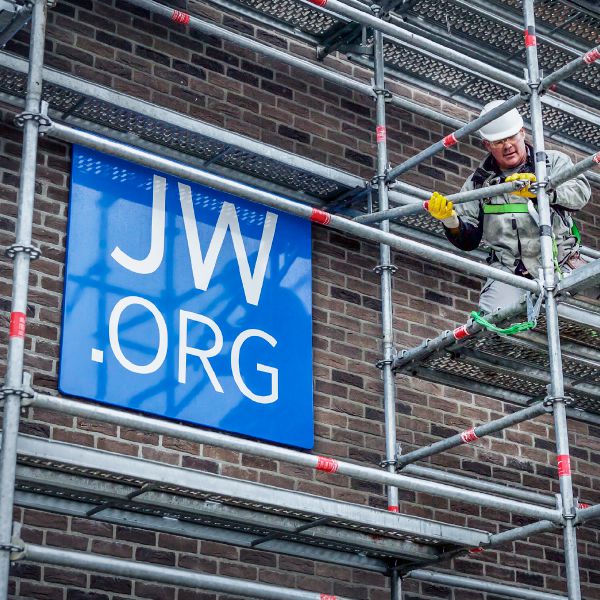 Salón del Reino de Wijnegem (Bélgica) con un gran letrero de JW.ORG
