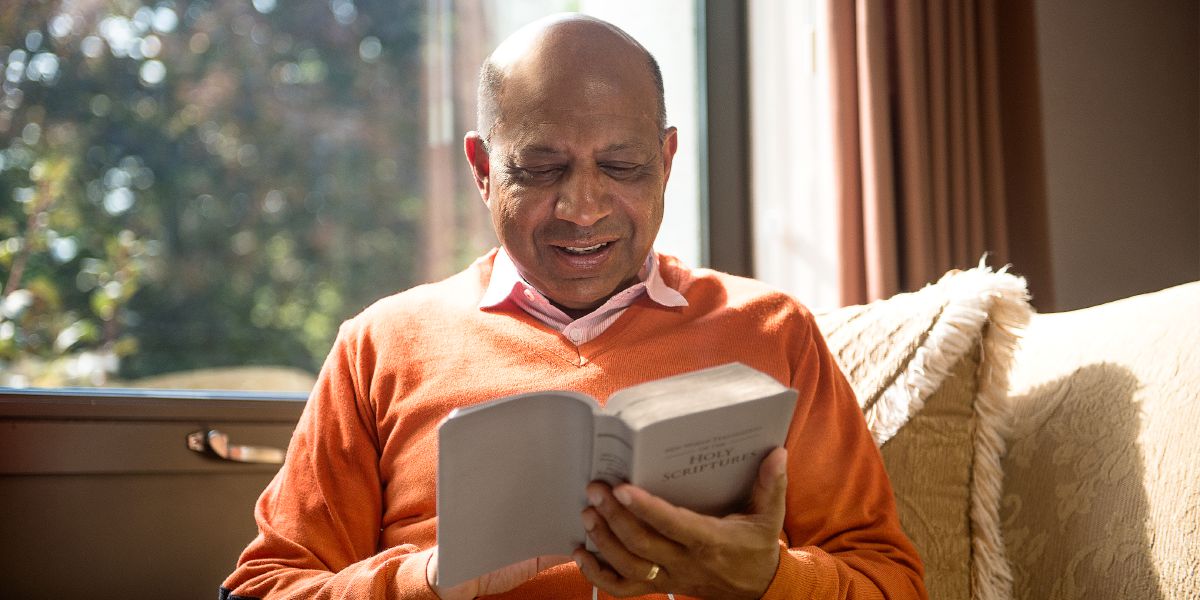 Un hombre leyendo la Biblia