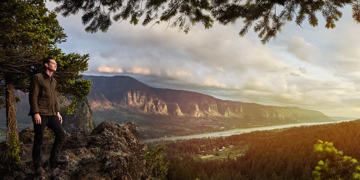 Un hombre contemplando un hermoso paisaje.
