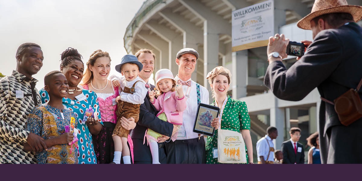 Plenty Jehovah Witness family from different-different country dey special convention for Vienna, Austria