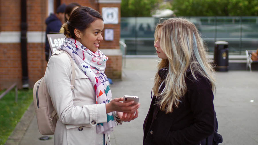 Picture from the video ‘Dey Happy as You De Make Disciples—Make the Way You De Preach and Teach De Better—De Ask Questions.’ Neeta ask Jade question after e read the Bible verse.