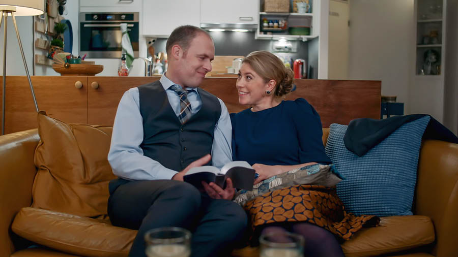 Picture from the video ‘Show Love Wey E No De Fail for Your Family.’ This husband and wife de use Bible talk wetin they learn for meeting.