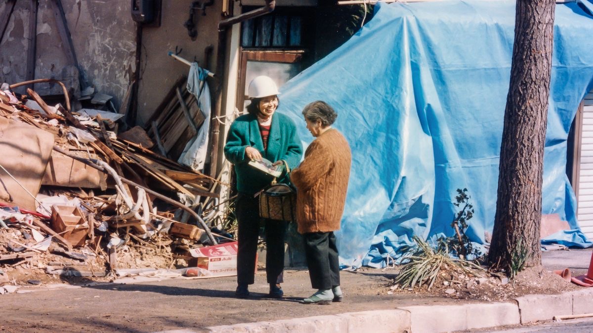 One sister wear hard hat, e de preach to one woman after natural disaster don happen.