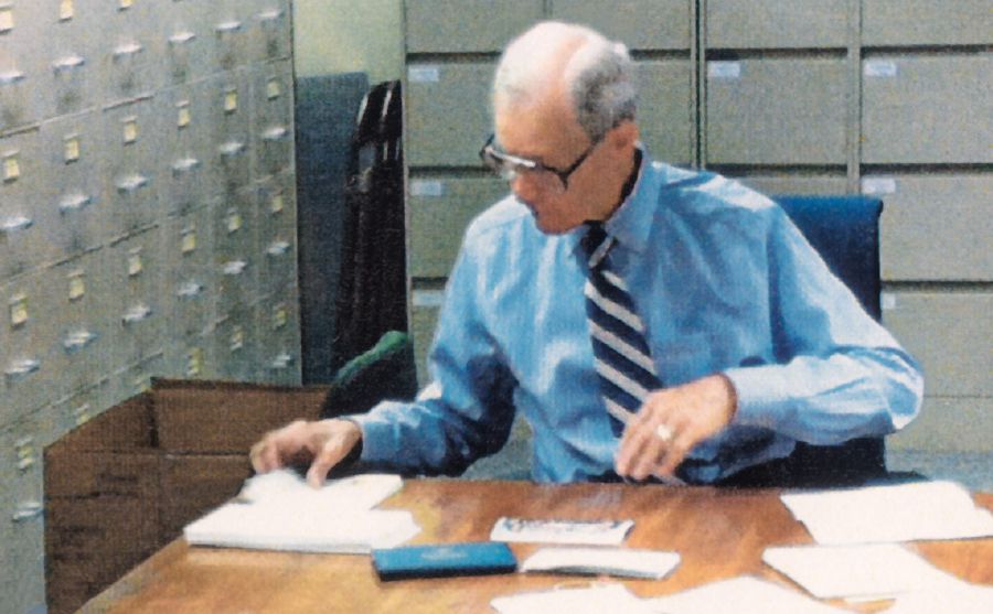 Charles Molohan de arrange Gilead graduation diploma