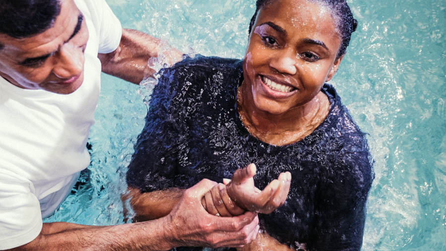 One young woman de baptize.