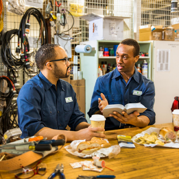 One of Jehovah’s Witnesses shares the good news with a workmate during lunch time