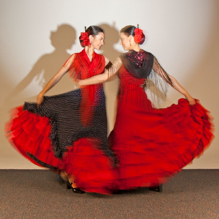Abantu Ababini Benza Umdaniso Ekuthiwa Yiflamenco