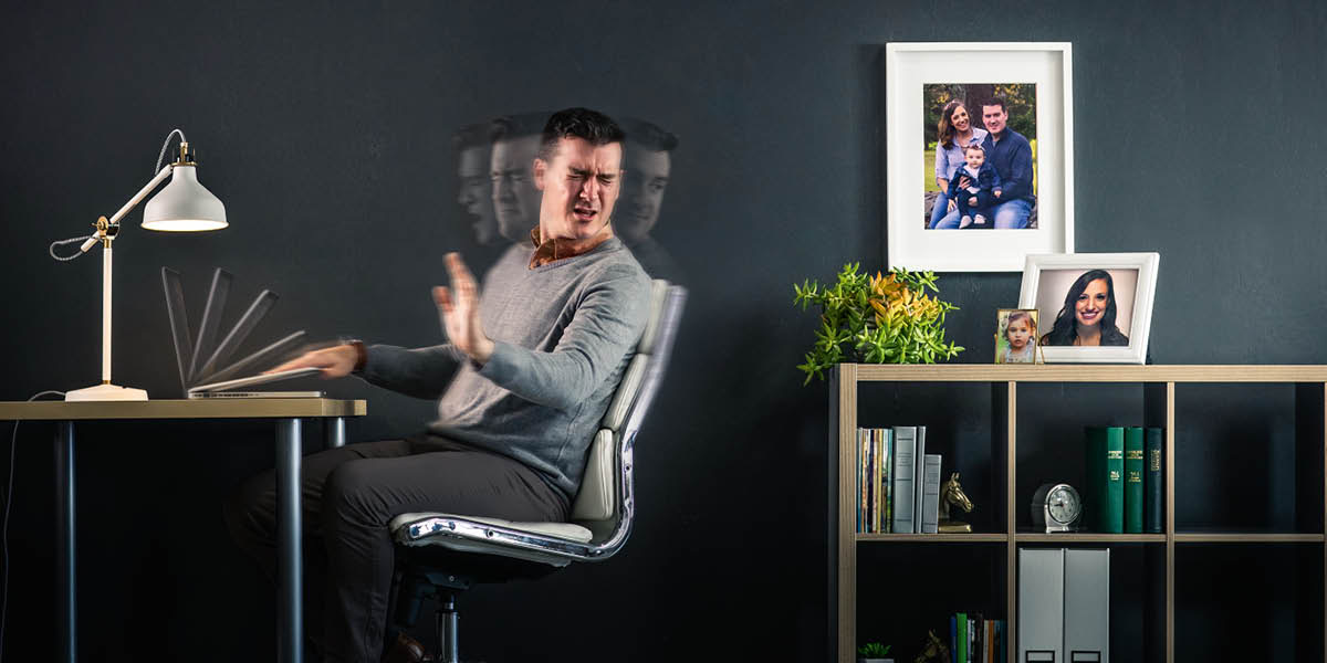 Jwamlume soni jwali mtati akulola kumbali mwakunyalayidwa ni akuwugala laputopu jakwe.