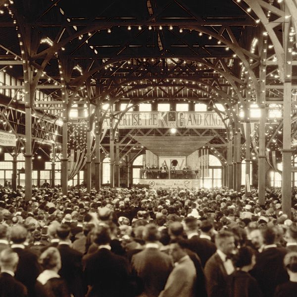 Àwọn èèyàn ń tẹ́tí sí àsọyé Bíbélì kan ní ọdún 1922 ní àpéjọ àgbègbè àwọn akẹ́kọ̀ọ́ Bíbélì nílùú Cedar Point, Ohio.