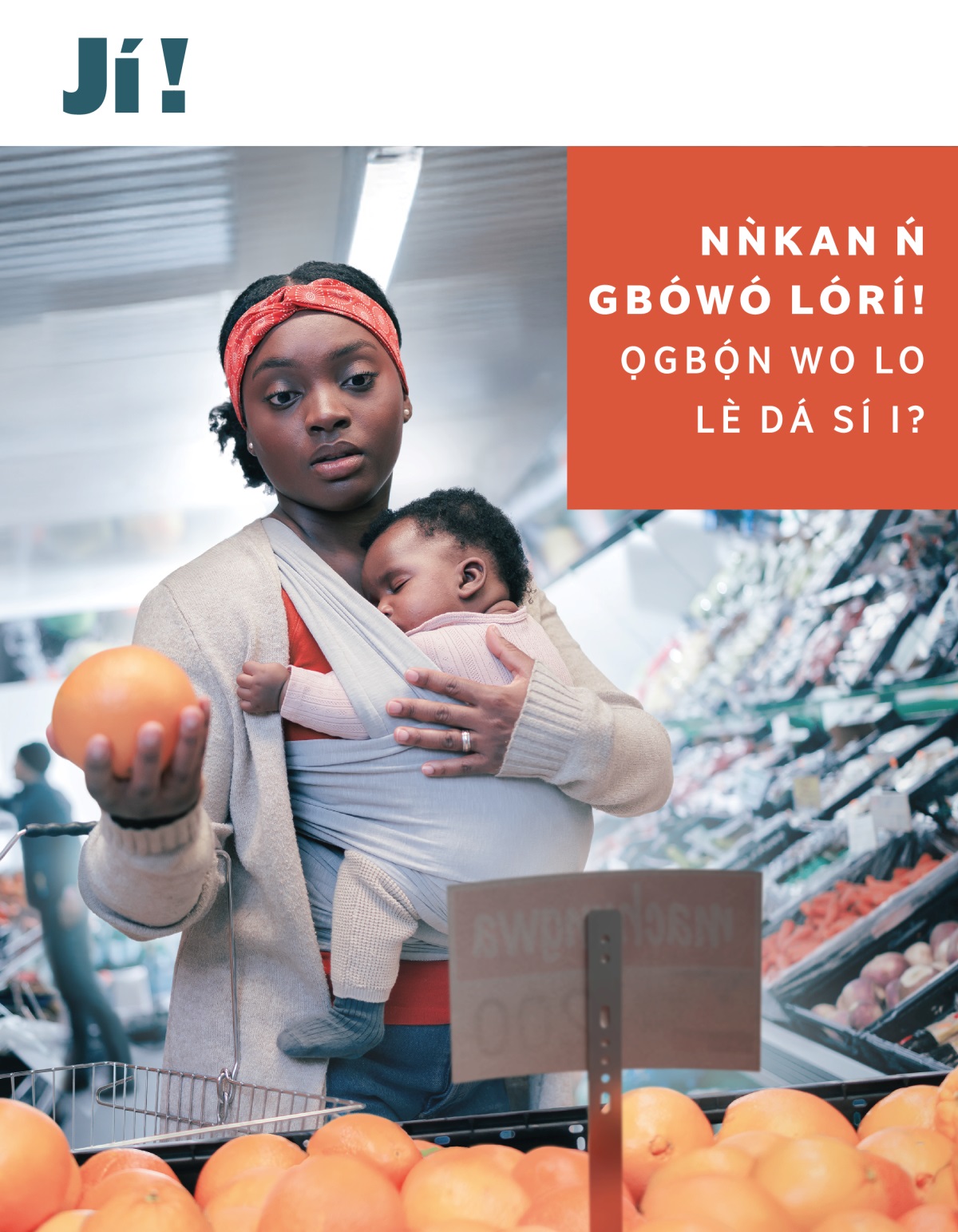 Ìyá kan gbé ọmọ ẹ̀ tó ń sùn dání, ìyá náà fajú ro nígbà tó rí iye tí wọ́n ń ta èso tó fẹ́ rà.