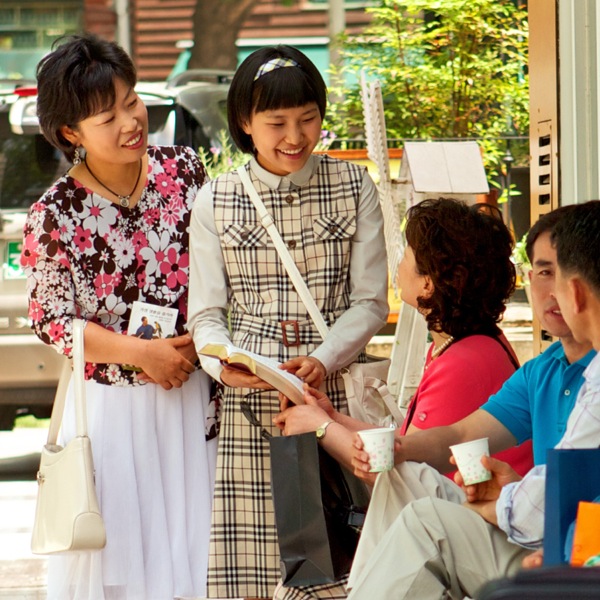 Àwọn obìnrin Ẹlẹ́rìí Jèhófà méjì tó múra dáadáa wà lóde ẹ̀rí