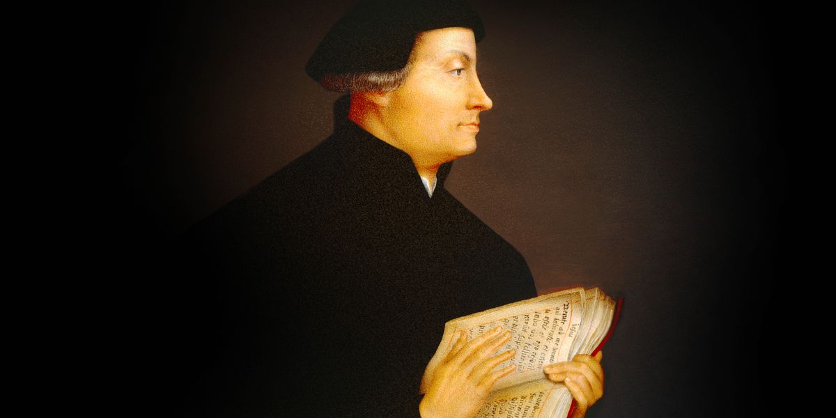 Huldrych Zwingli ṣí Bíbélì sọ́wọ́.