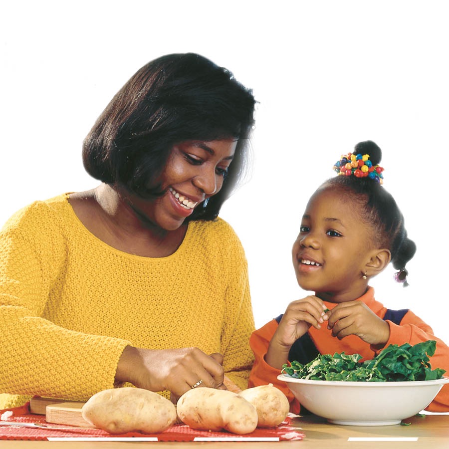 Ìyá kan àti ọmọbìnrin rẹ̀ jọ ń dáná