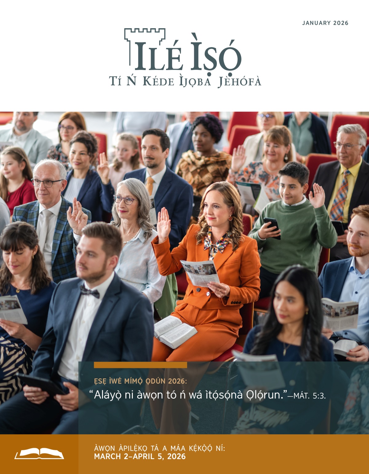 Arábìnrin kan nawọ́ kó lè dáhùn nígbà ìkẹ́kọ̀ọ́ “Ilé Ìṣọ́.” Àwọn ará mí ì náà nawọ́.