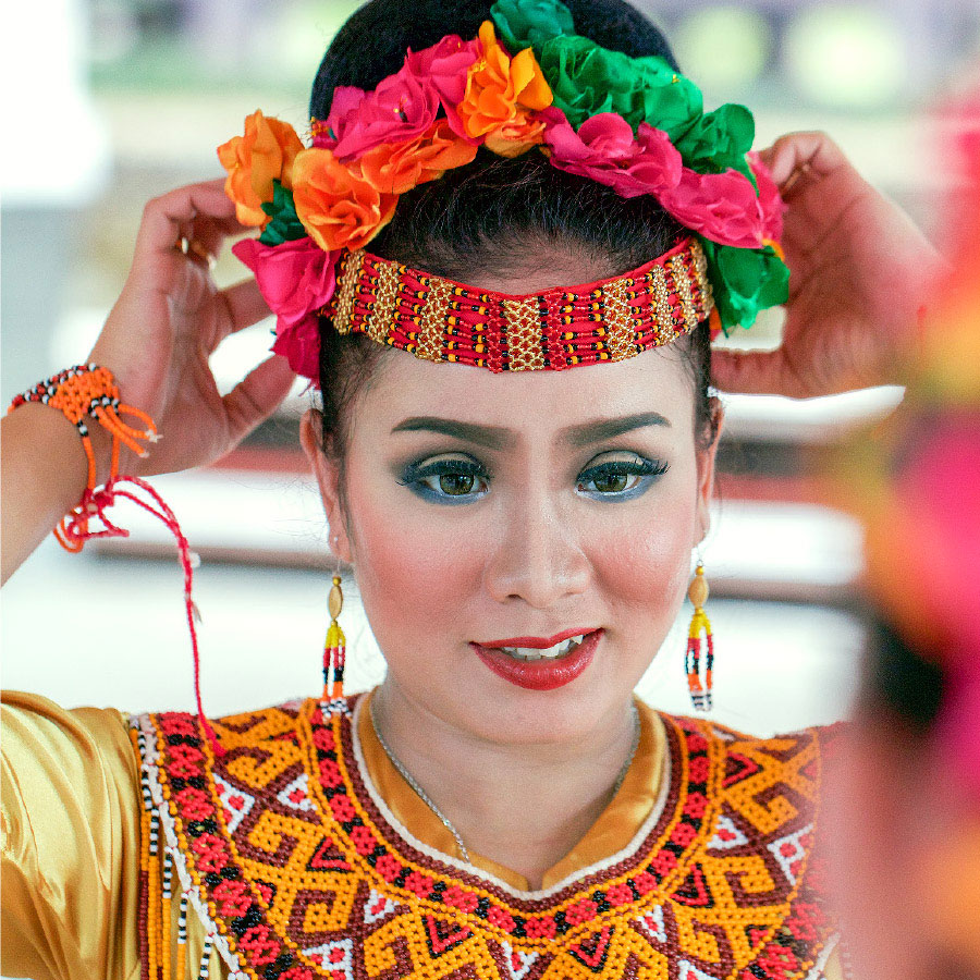Obìnrin ará Indonéṣíà kan lo ìwérí ilẹ̀ Indonéṣíà