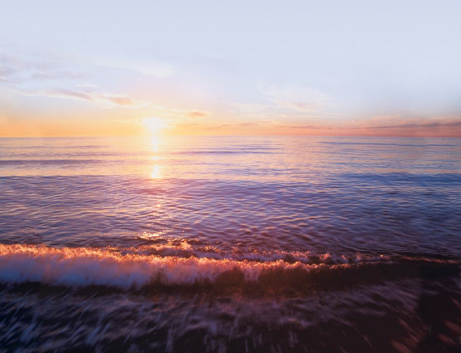 一波一波涌上沙滩的海浪