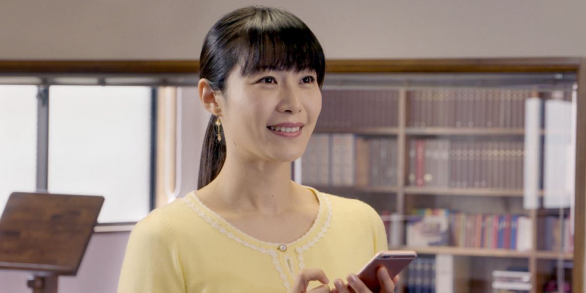 一个姊妹拿着手机