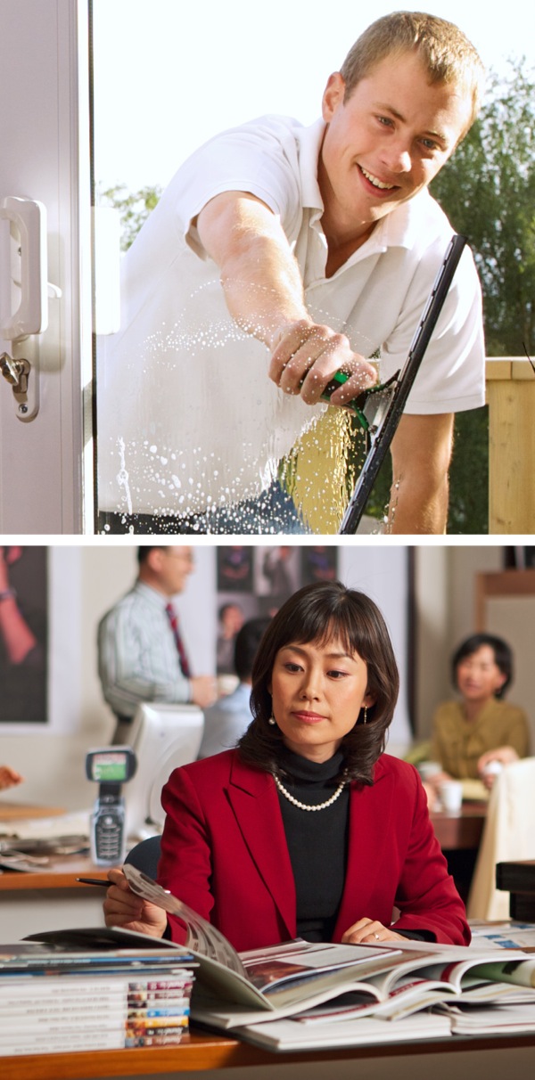 一個擦窗戶的男子，和一個在辦公室工作的女子