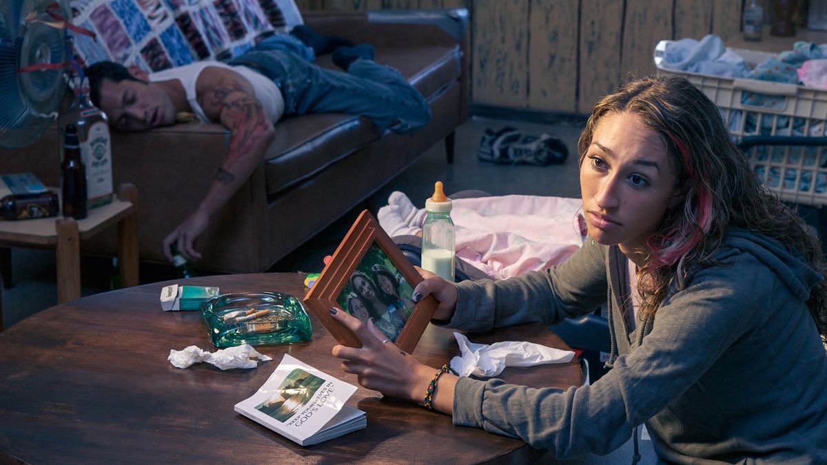 一個姊妹嫁給一個不是耶和華見證人的男人，生了個寶寶。她坐在桌前回想以往熱心崇拜耶和華的時光，桌上有個煙灰缸，裏面滿是煙蒂。她的丈夫喝得爛醉，在梳化上不省人事。
