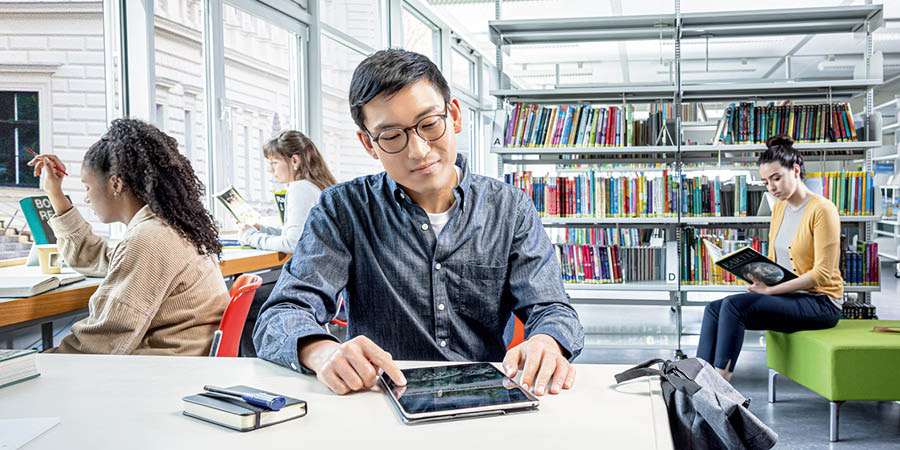 Nuu ti joven ra biblioteca ne cayuundaʼ folletu ni láʼ «¿Es la vida obra de un Creador?» lu tablet stiʼ.
