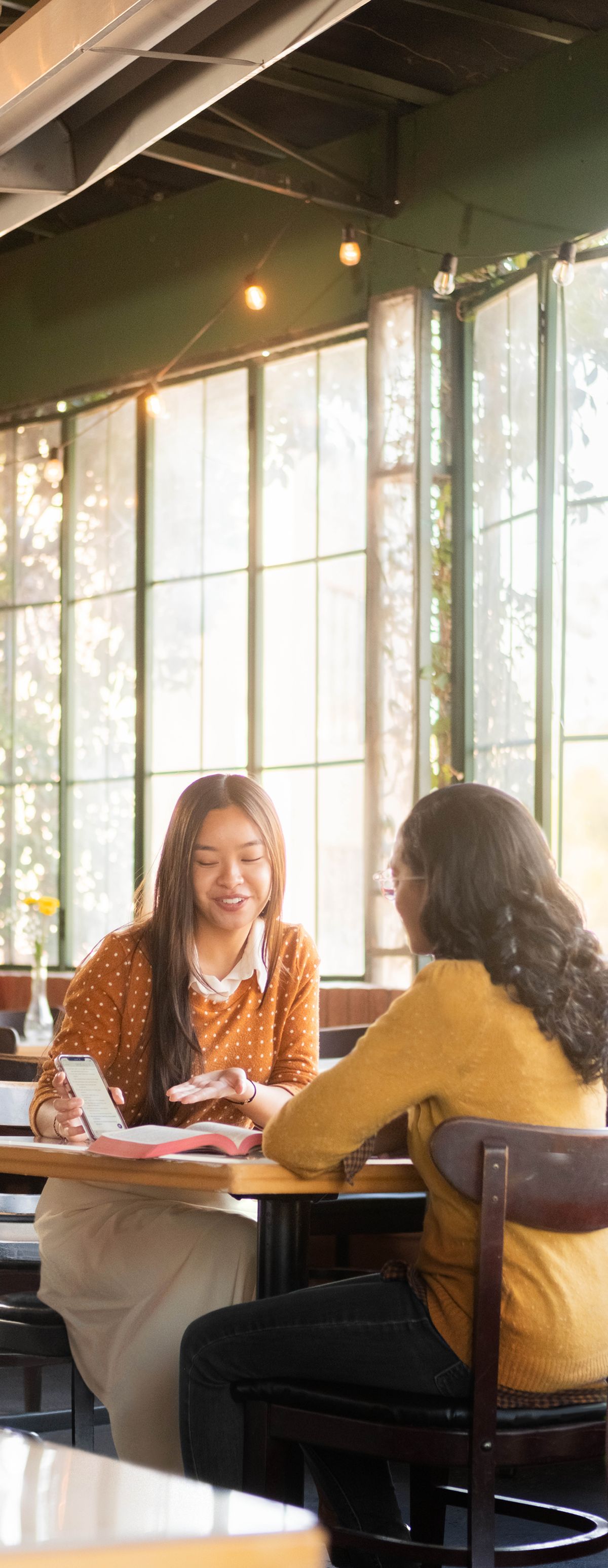 Cayuni estudiarné ti gunaa testigu stiʼ Jehová ti gunaa ndaaniʼ ti cafetería.