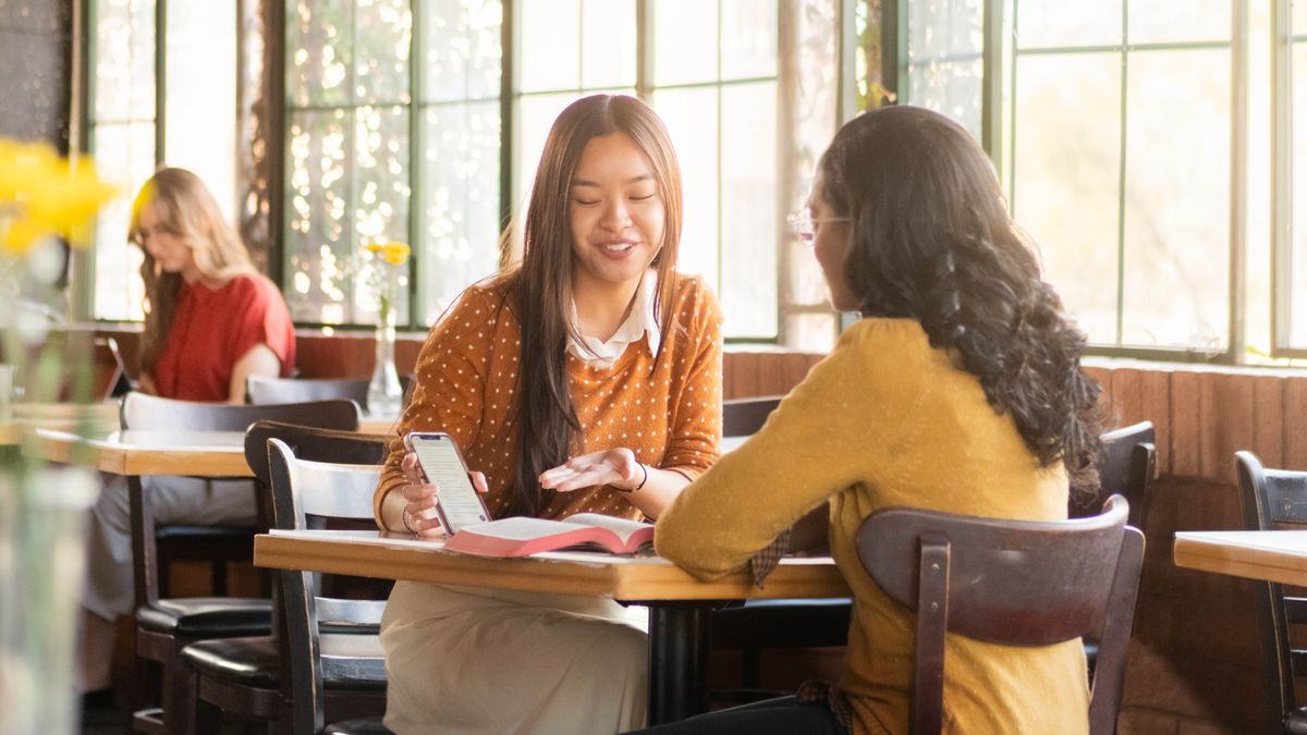 Cayuni estudiarné ti gunaa testigu stiʼ Jehová ti gunaa ndaaniʼ ti cafetería.
