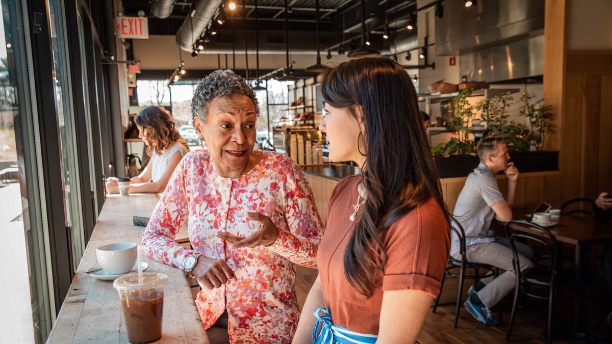 Cucaadiaga chaahuiʼ ti hermana nahuiiniʼ ti hermana huaniisi ndaaniʼ ti cafetería.