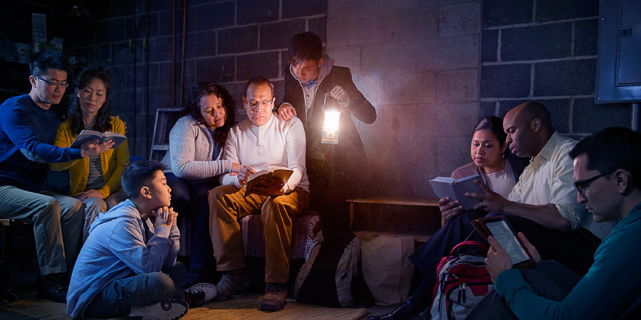 Nuu ti grupu de Testigu ndaaniʼ sótano ne cayuundacabe Biblia ti lugar ra cucueeza gobiernu laacabe