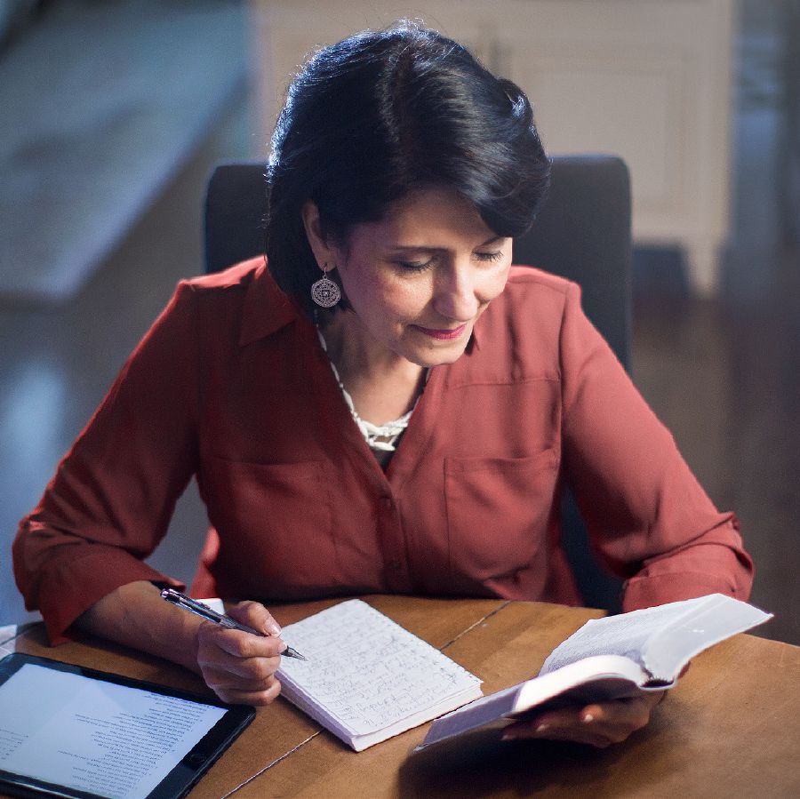 Cayuni orar ti hermana ne caníʼ ique ni biʼndaʼ lu Biblia