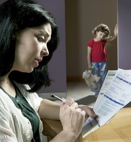 Umama uhlola izikweletu zakhe