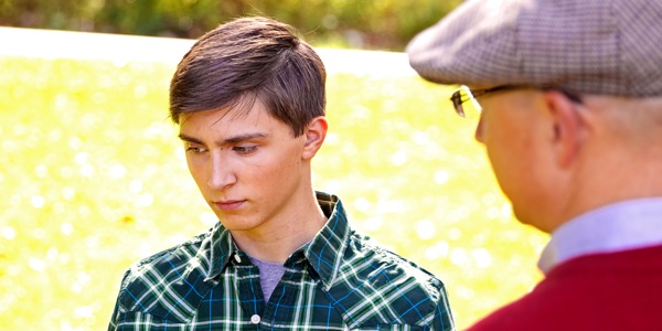 Insizwa esencane inikezwa iseluleko yindoda esikhulile