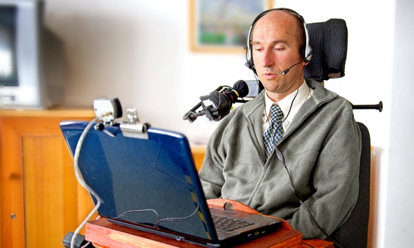 UMiklós Aleksza usebenzisa umshini wesimanje-manje wobuchwepheshe ukuze axhumane nabantu