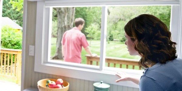 Inkosikazi ekhathazekile ibheke umyeni wayo ogulayo