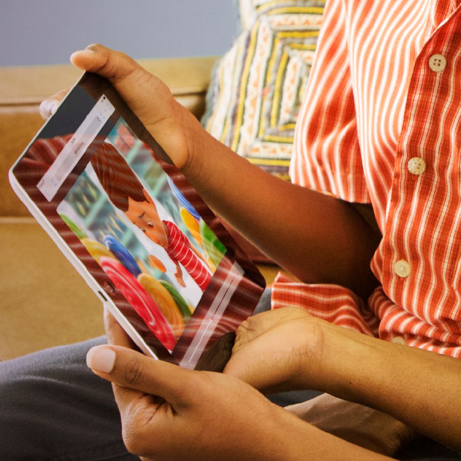 Umfanyana ubuka ivideo ethi Ukweba Akulungile ku-jw.org