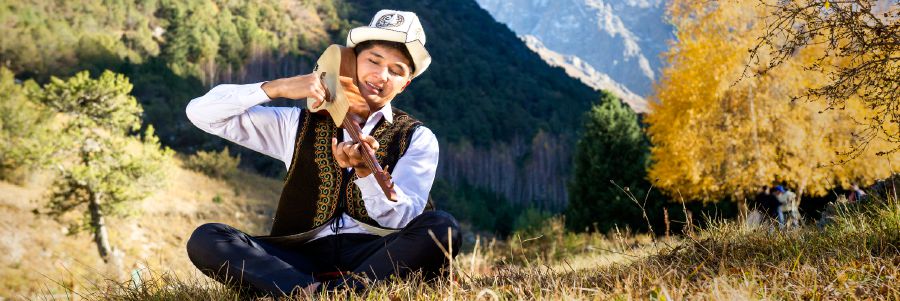 Insizwa idlala i-komuz