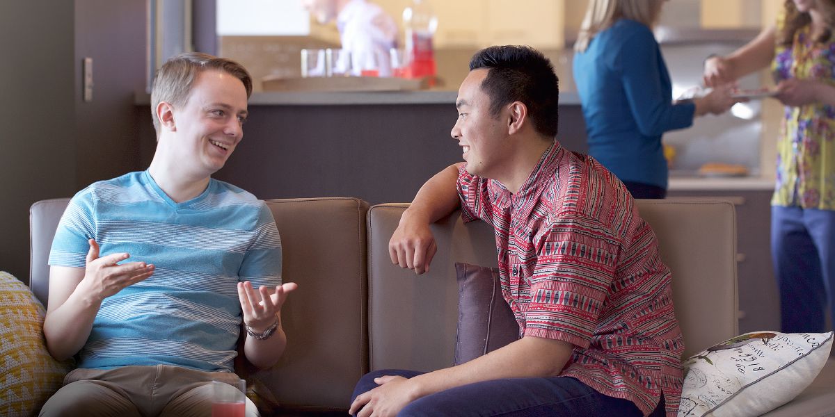 Izinsizwa ezimbili ziyaxoxa