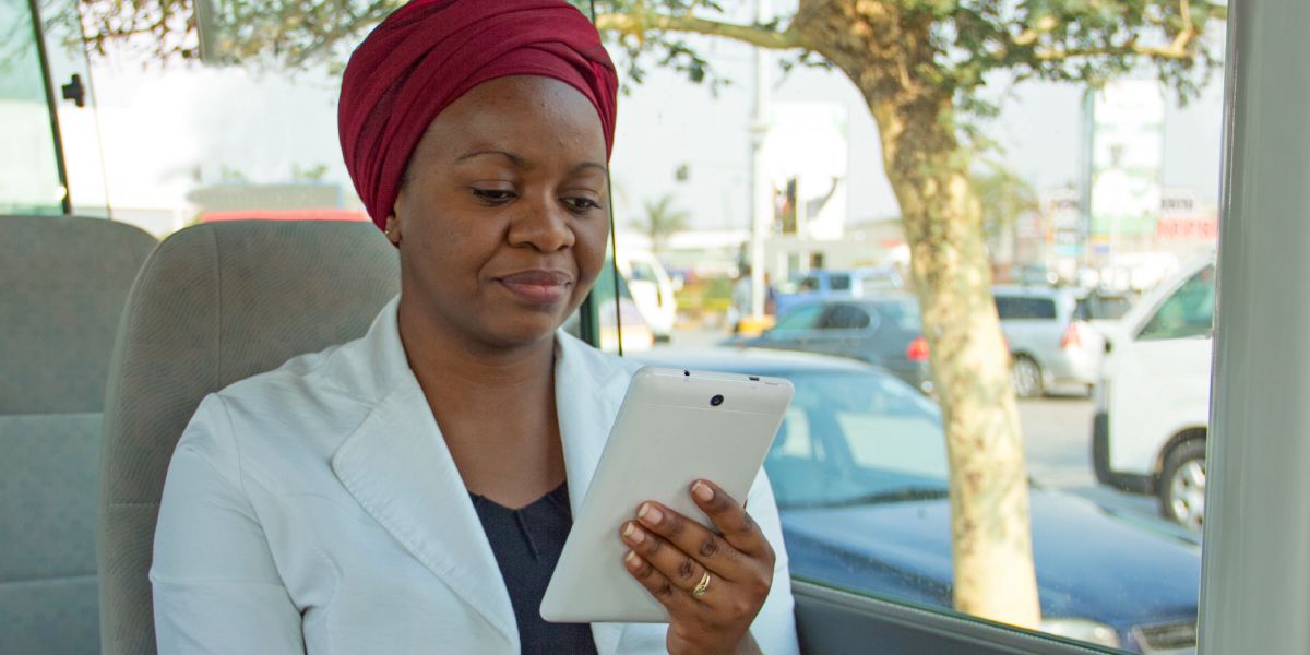 Owesifazane ubuka i-⁠tablet yakhe