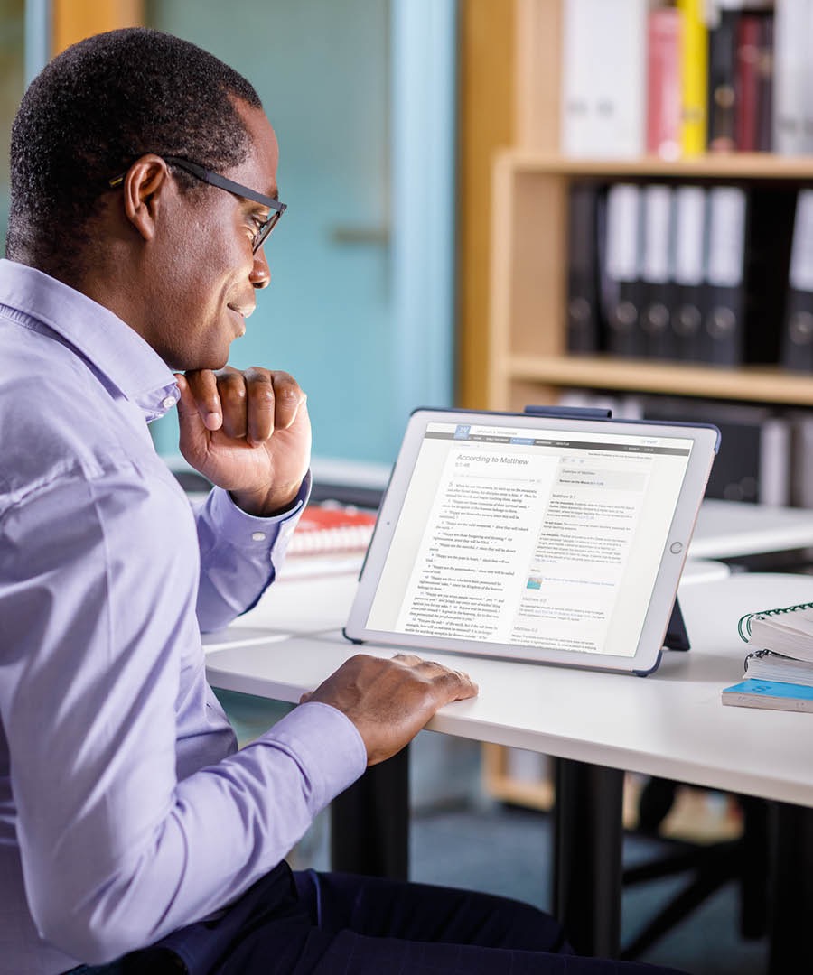 Indoda ifunda iBhayibheli kuyi-inthanethi