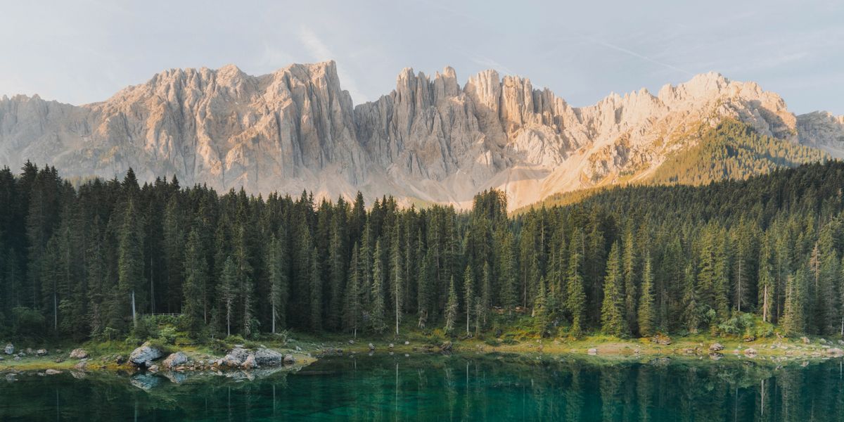 Idamu elizungezwe yizintaba namahlathi.