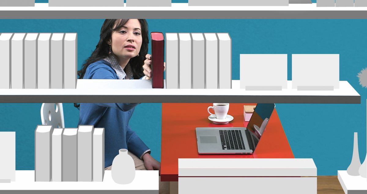 Owesifazane udonsa iBhayibheli eshalofini.