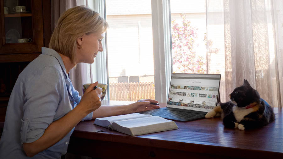 UGeneviève usebenzisa i-“JW Library” emshinini wakhe wezobuchwepheshe ukuze enze isifundo sakhe seBhayibheli.