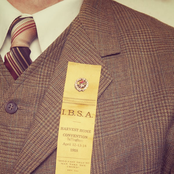 Ufake uphawu lwesiphambano nomqhele ebhejini lakhe