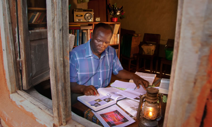 Umzalwane ongumKristu uyacwaninga ezincwadini zoFakazi BakaJehova