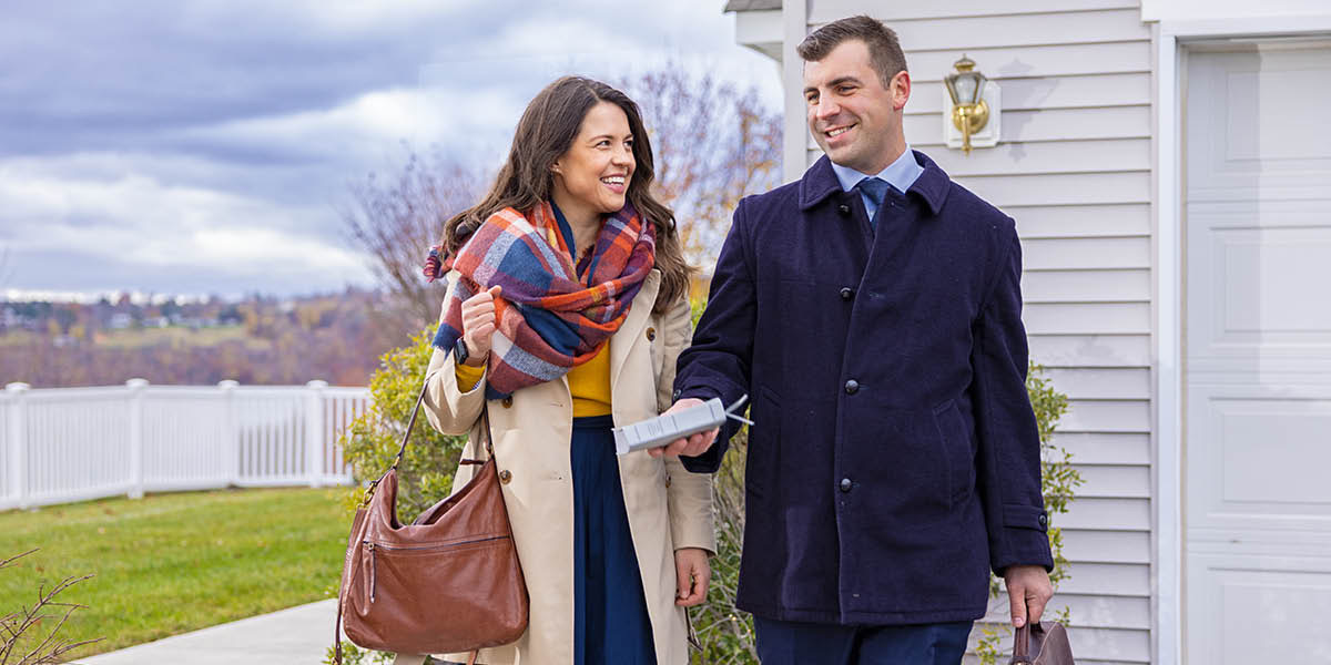 Indoda nomkayo basebenza ndawonye enkonzweni yasensimini.