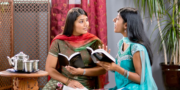 Omunye woFakazi BakaJehova uxoxa nowesifazane othile ngeBhayibheli