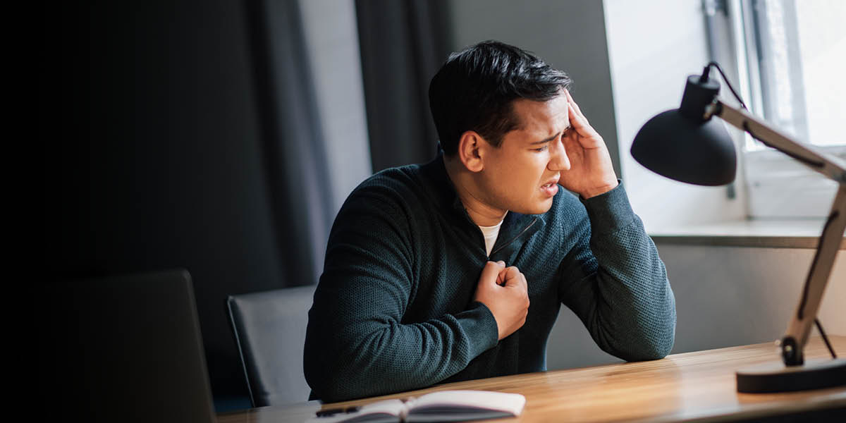 Insizwa ecindezelekile ibeke isandla esifubeni njengoba ithandaza.