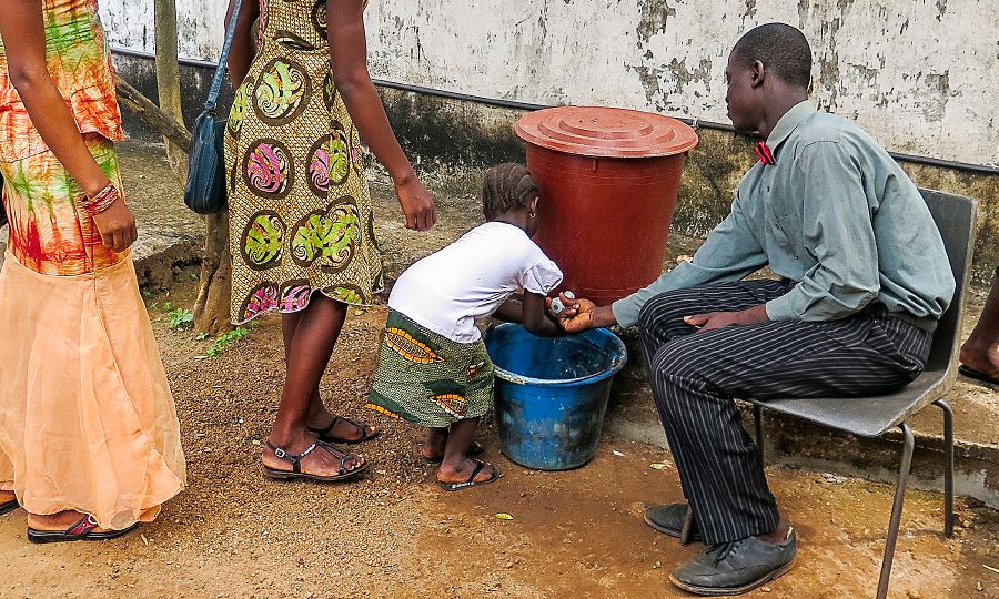 Indawo yokugeza izandla ngaphandle eHholo LoMbuso eNyakatho ye-Afrika